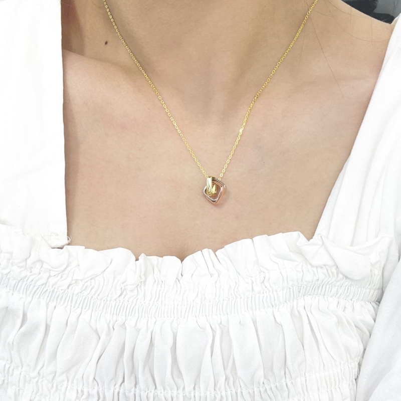 Ca*t1er necklaces